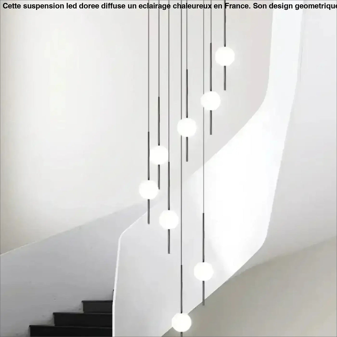 Suspension Design En Cascade Avec Boules Blanches Élégantes

