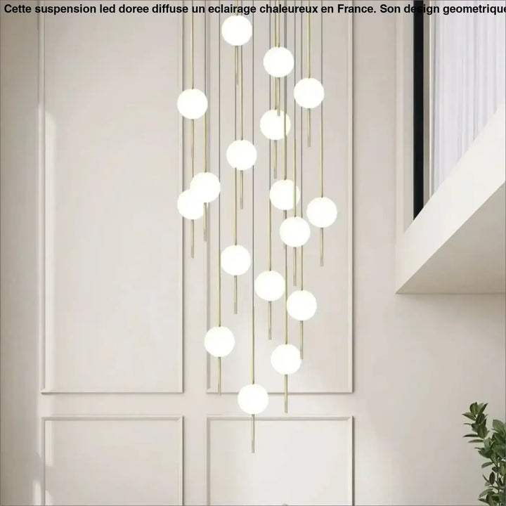 Suspension Design En Cascade Avec Boules Blanches Élégantes

