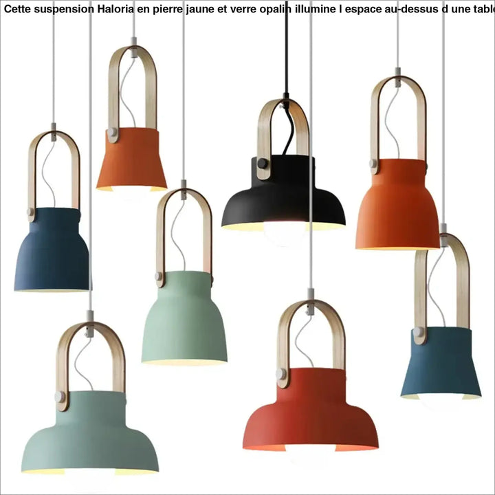 Suspension led moderne en pierre jaune et verre opalin avec abat-jour en céramique mat orange, noir, teal et rouge au-dessus d’une table