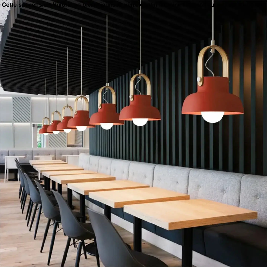 Suspension led moderne en pierre jaune et verre opalin avec cadres métalliques couleur laiton rouge au-dessus d’une table