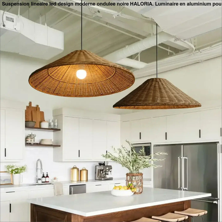 Deux suspensions lineaire led en osier tressé marron naturel dans un design led moderne ondulée noire haloria