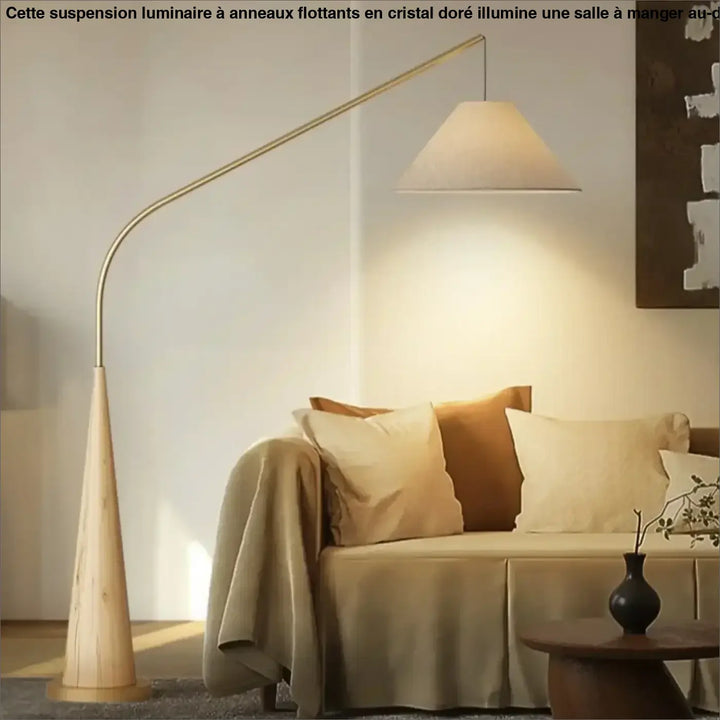 Lampadaire arvika avec structure en métal finition laiton, base en bois conique et abat-jour en tissu écru pour salon ou chambre
