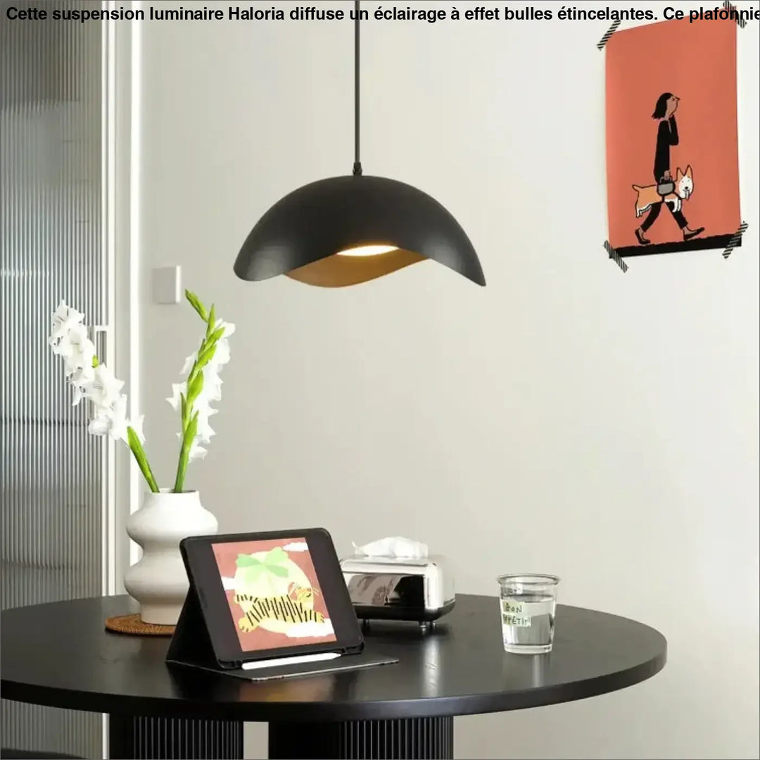 Suspension luminaire eloria en finition mate noire avec intérieur chaud aux courbes ondulées pour ambiance élégante