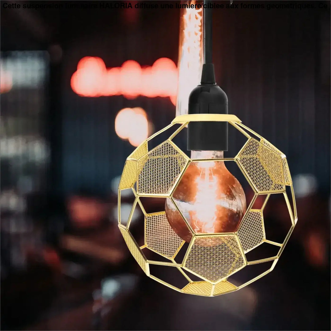 Suspension luminaire arkania en métal doré avec design géométrique et cage en maille entourant une ampoule filament exposed
