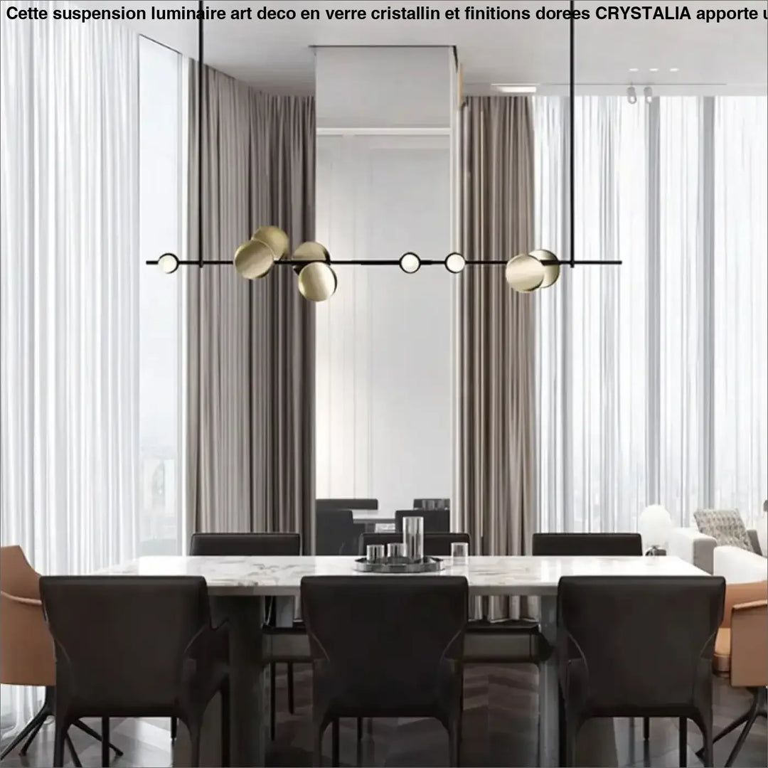 Suspension luminaire koumi en métal noir et sphère dorée moderne suspendue au-dessus d’une table en marbre