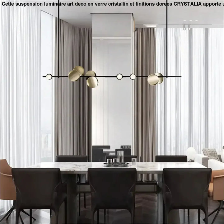 Suspension luminaire koumi en métal noir et sphère dorée moderne suspendue au-dessus d’une table en marbre