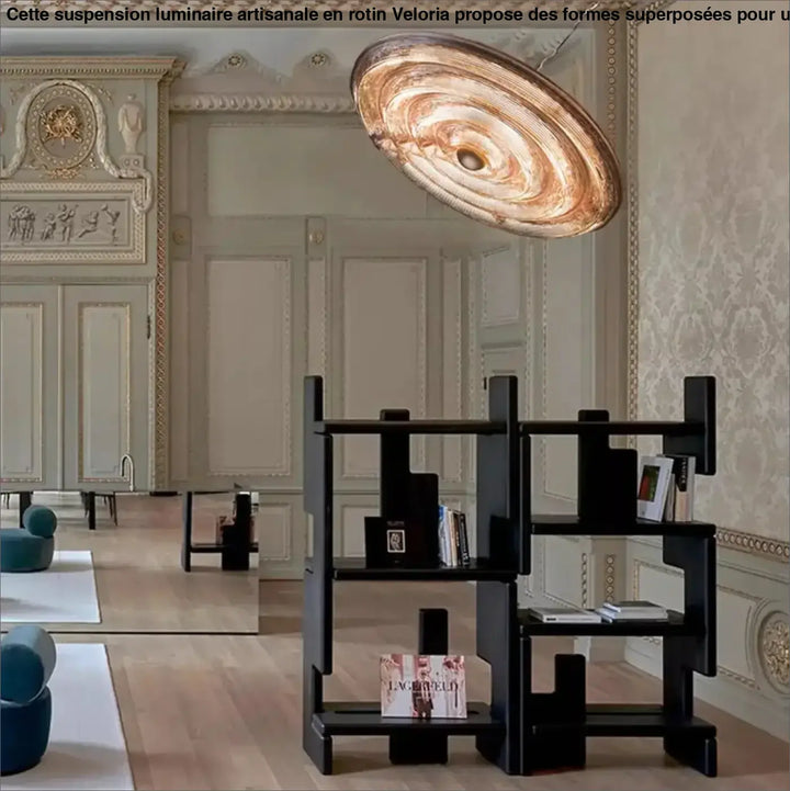 Suspension luminaire pyra en verre sculpté bronze avec reflets ambrés et motif tourbillonnant marbré