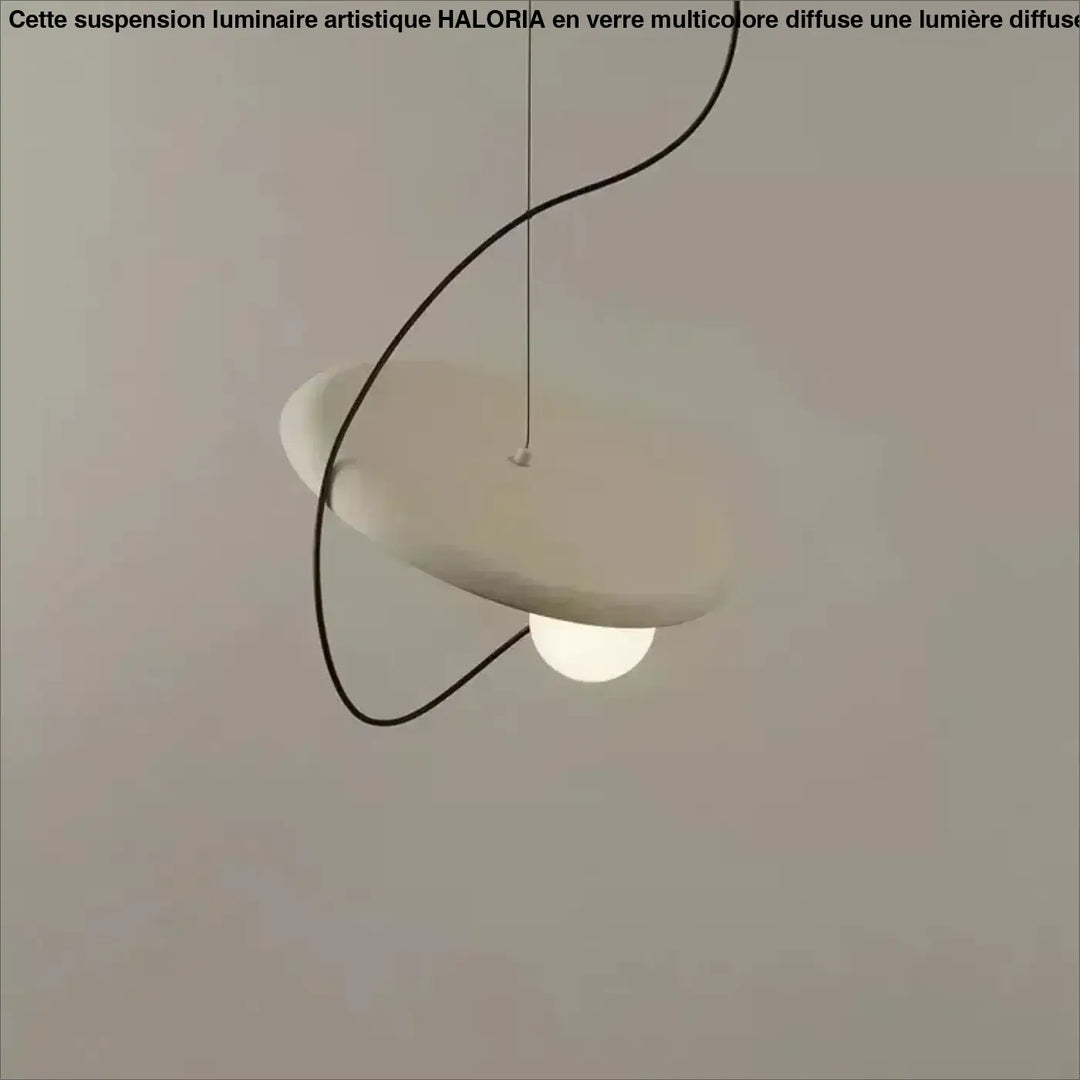Suspension design moderne avec abat-jour rond et boule lumineuse

