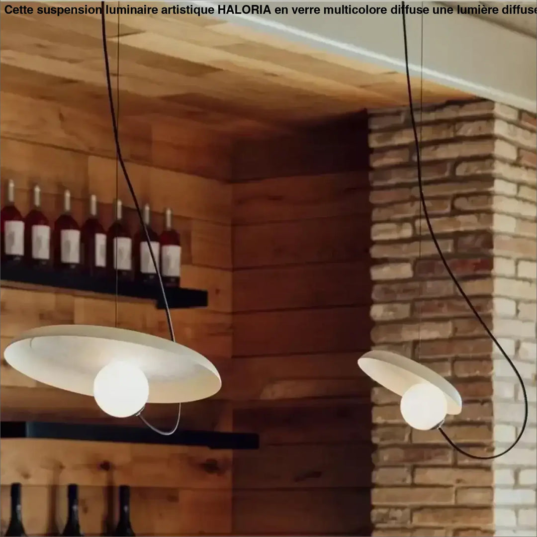 Suspension design moderne avec abat-jour rond et boule lumineuse

