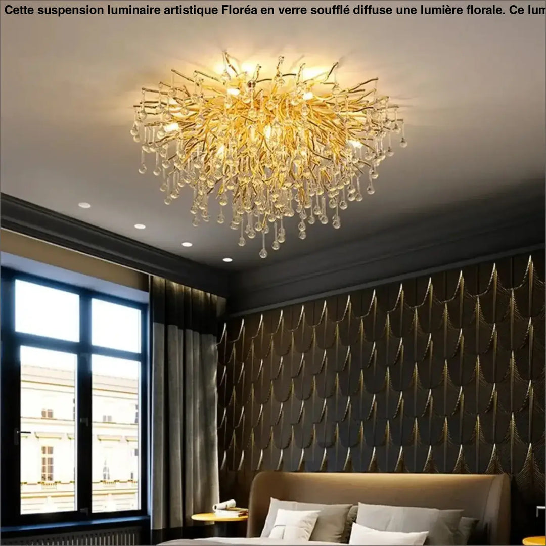 Plafonnier raffiné ramora avec branchages dorés et cristaux suspendus en forme de gouttes dorées