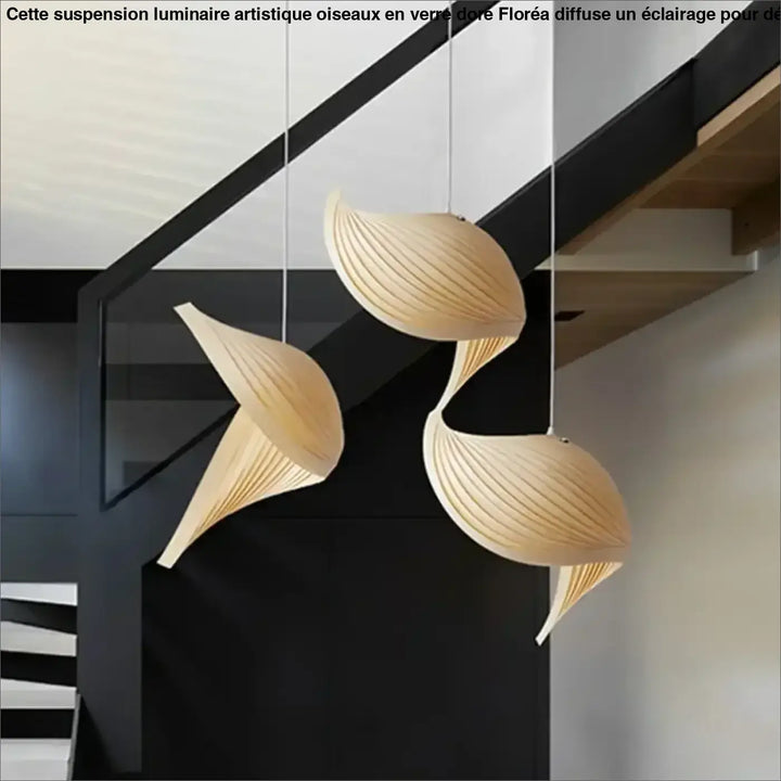 Suspension organique en bois sculptural ambiance chaleureuse