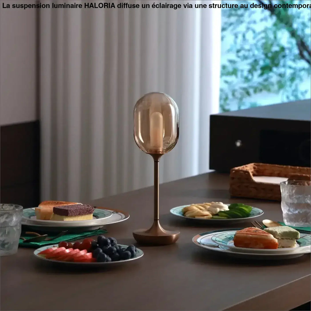 Lampe de chevet candle en verre moderne ambre avec base en laiton offrant une lumière douce pour une ambiance chaleureuse