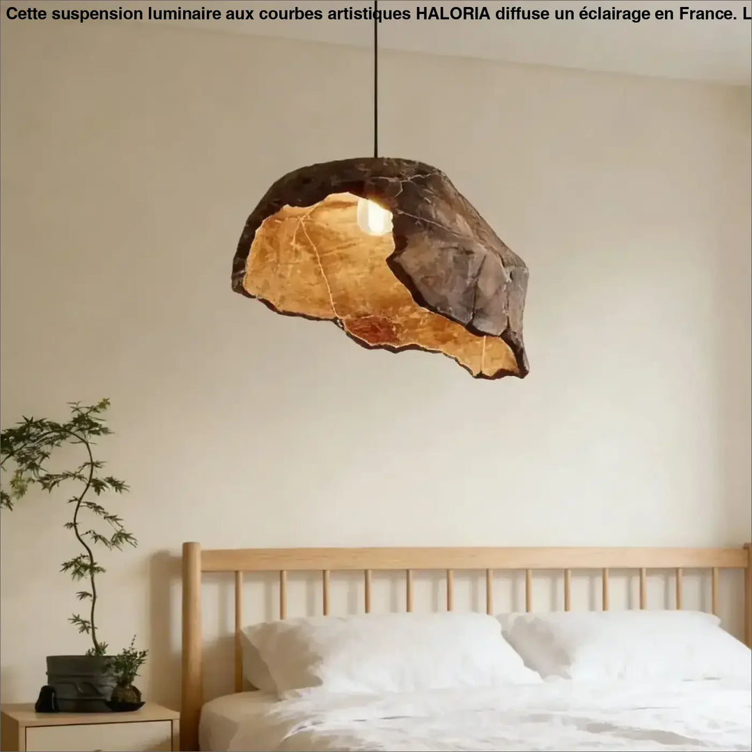 Suspension luminaire litha avec forme irrégulière rustique, extérieur brun foncé et intérieur doré chaleureux