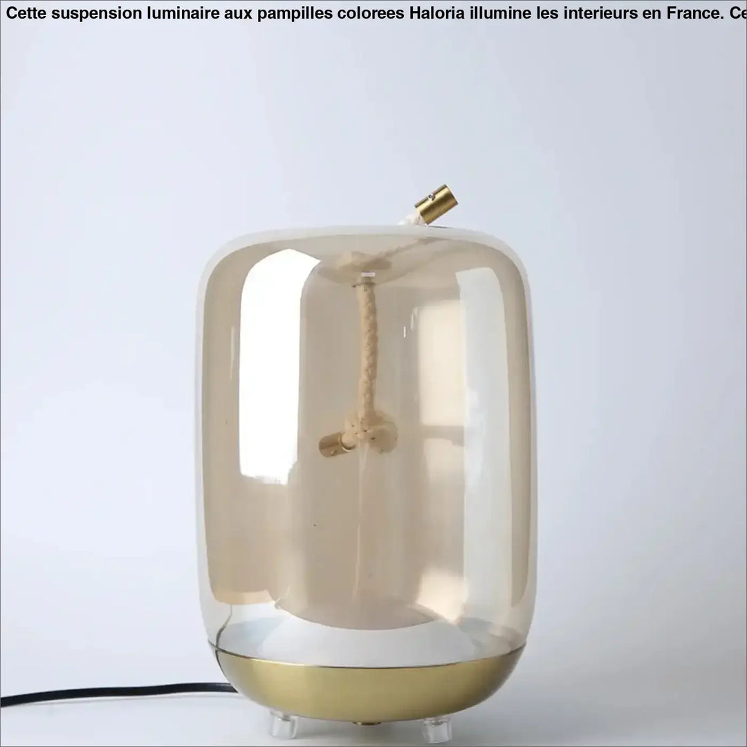 Lampe de table aeris en verre ambre translucide avec base et capuchon en laiton pour une lumière douce et décoration intérieure moderne