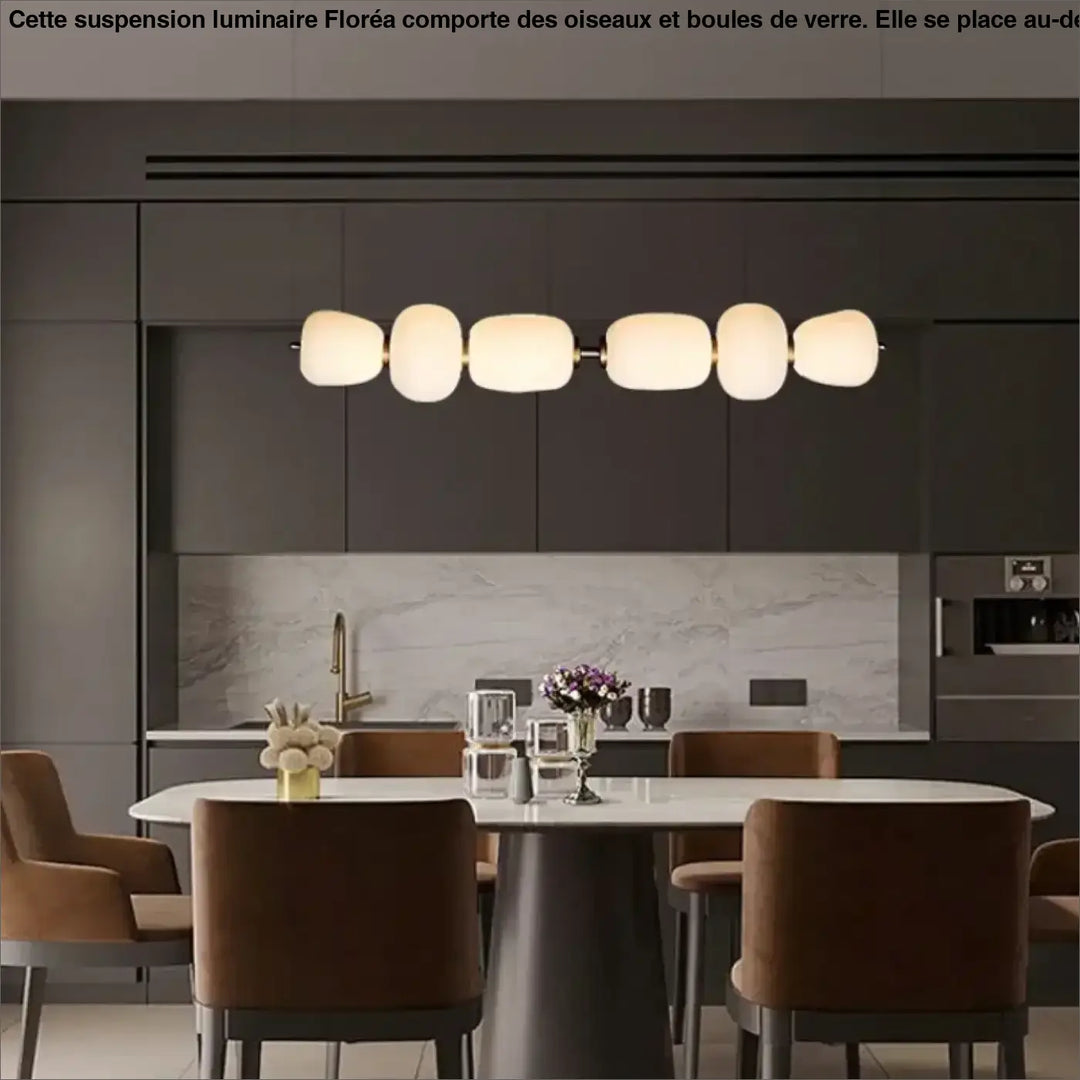 Suspension luminaire avec boules en verre et support en laiton chic