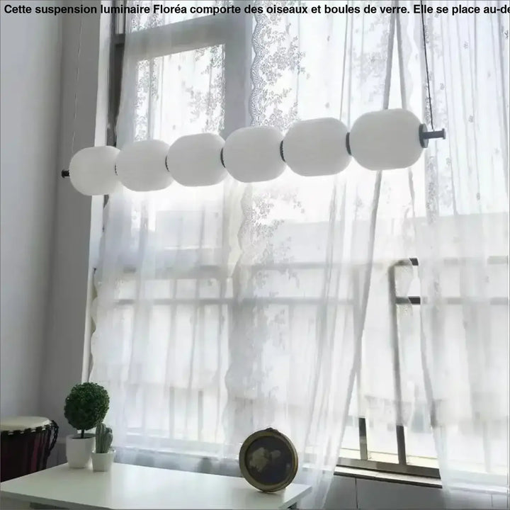 Suspension luminaire avec boules en verre et support en laiton chic