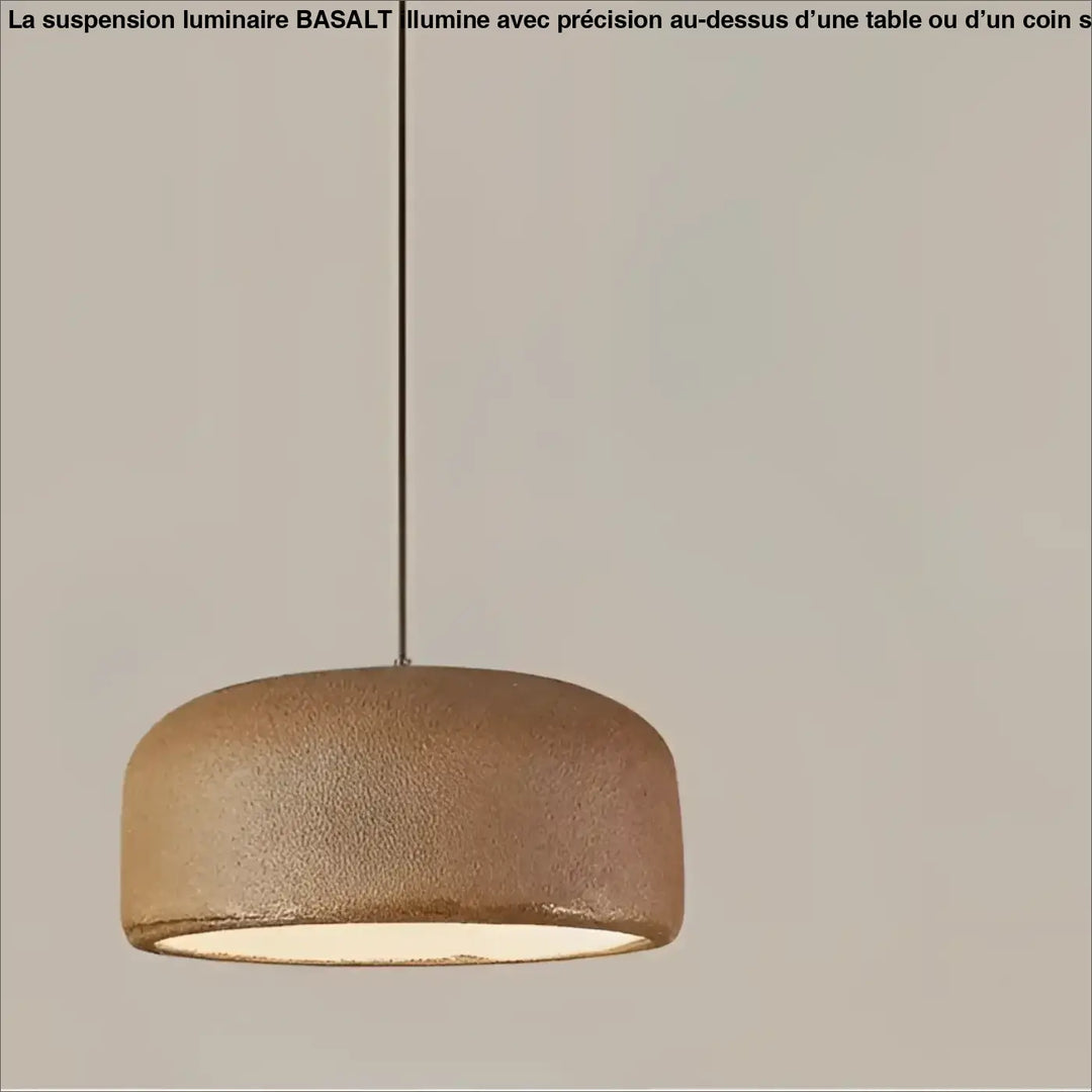 Suspension luminaire basalt en céramique texturée ton chaud style wabi-sabi avec relief minéral et câble noir fin