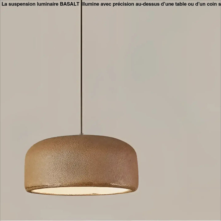 Suspension luminaire basalt en céramique texturée ton chaud style wabi-sabi avec relief minéral et câble noir fin