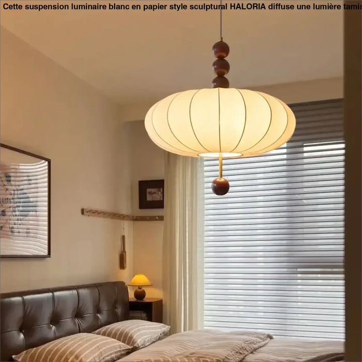 Suspension design en tissu beige et boules de bois modernes

