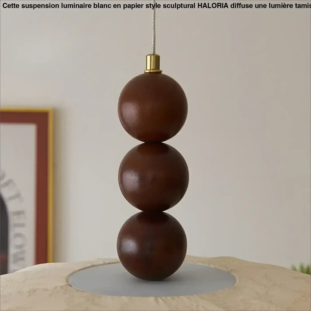 Suspension design en tissu beige et boules de bois modernes

