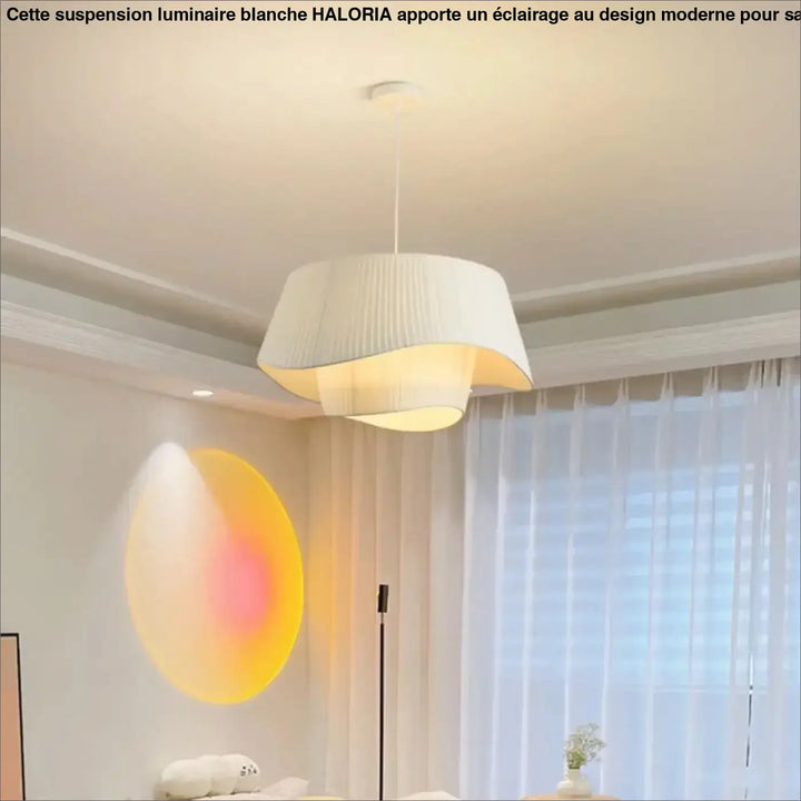 Suspension luminaire blanche tusso en tissu blanc plissé avec une lumière douce et chaleureuse pour choix d’un éclairage moderne