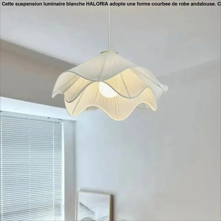 Suspension Luminaire Blanche Courbée Comme Une Robe Andalouse