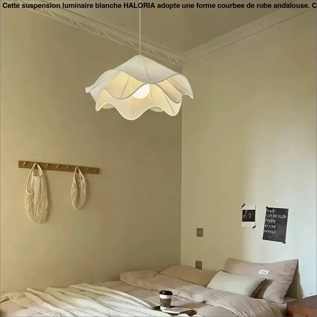 Suspension Luminaire Blanche Courbée Comme Une Robe Andalouse