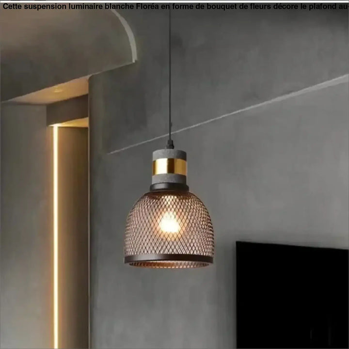 Suspension luminaire blanche industrielle avec abat-jour en maille métallique foncée, accents béton et laiton