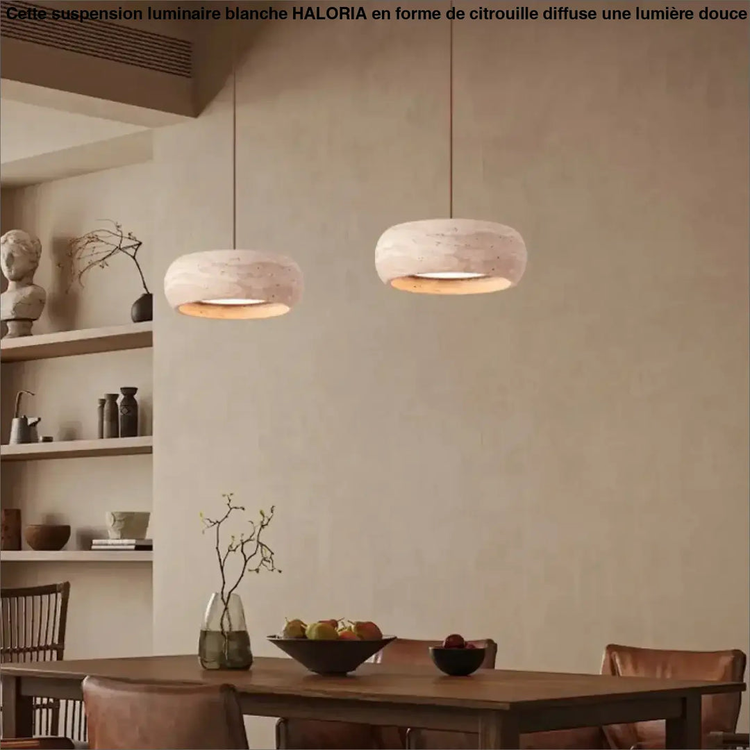 Deux suspensions luminaire blanche en forme de citrouille avec finition mate effet pierre et intérieur lumineux chaud