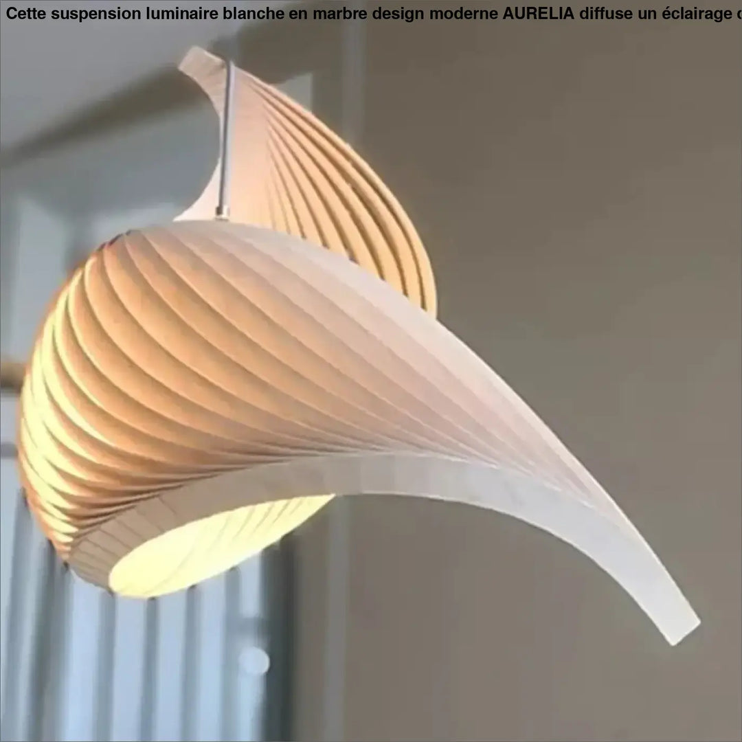 Suspension bois sculptural en forme torsadée élégante lumineuse