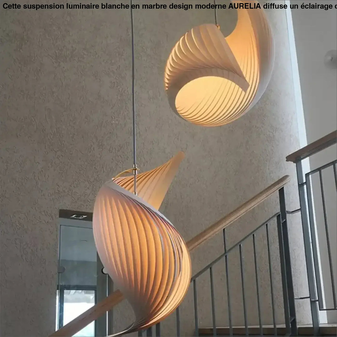 Suspension bois sculptural en forme torsadée élégante lumineuse