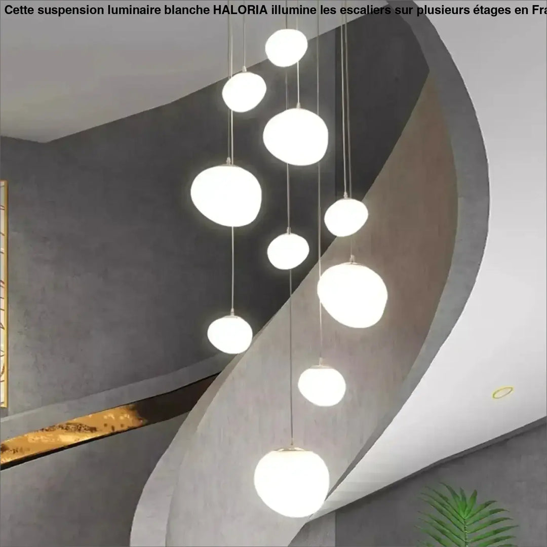 suspension luminaire blanche pour escalier sur plusieurs étages

