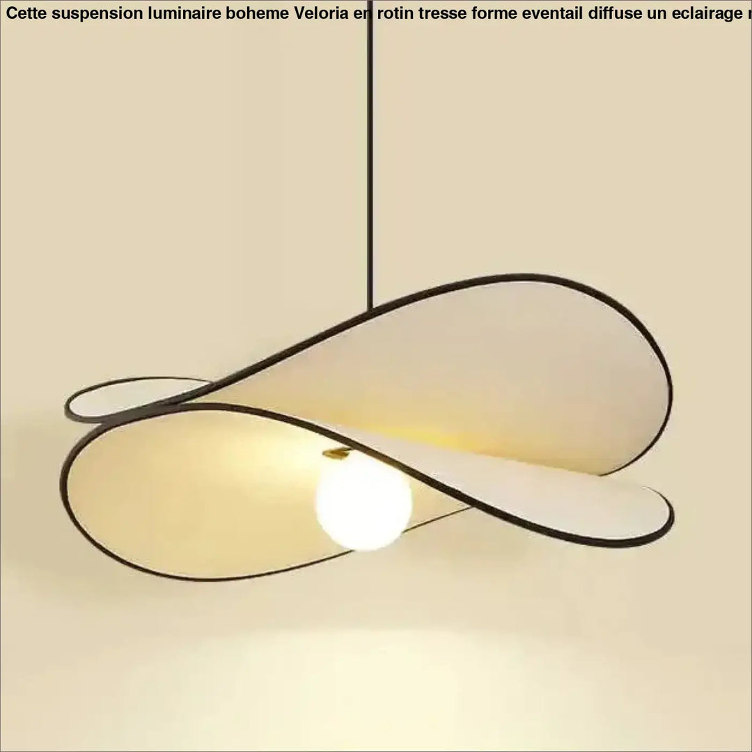 Suspension luminaire boheme en rotin tresse forme eventail avec panneaux en tissu blanc translucide et bordures noires élégantes