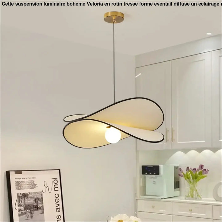 Suspension luminaire boheme avec abat-jour en tissu crème bordé de noir et rotin tresse forme eventail veloria