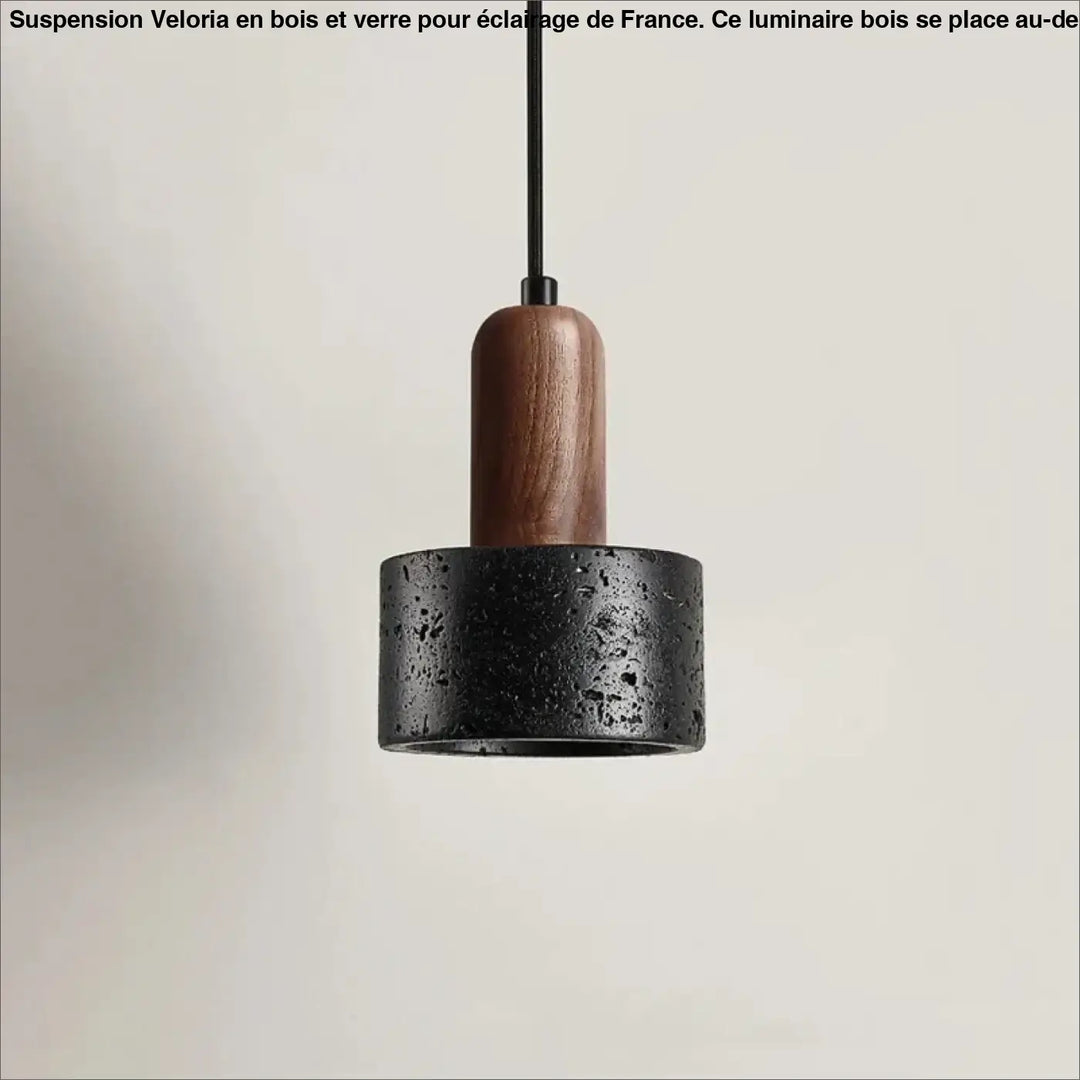 Suspension luminaire bois et verre design contemporain en béton noir texturé avec accent bois chaud au-dessus d’une table