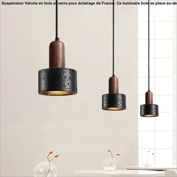 Suspension luminaire bois en béton texturé noir avec accents en bois sombre idéale au-dessus d’une table ou d’un coin salon veloria