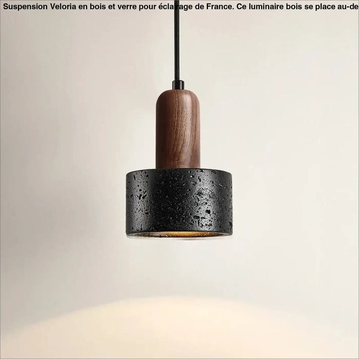 Suspension luminaire bois et verre design contemporain en béton texturé noir avec accent bois chaud au-dessus d’une table