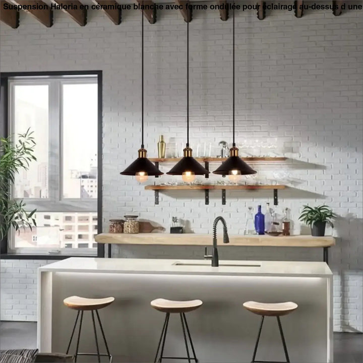 Suspension luminaire ceramique blanc à forme ondulée avec trois suspensions en métal noir au-dessus d’une table