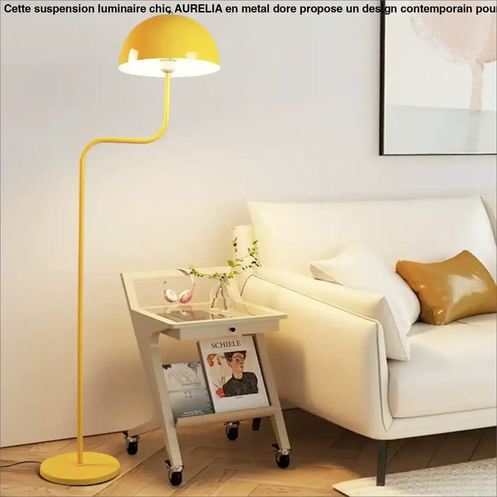 Lampadaire svelto jaune en forme de dôme avec pied en métal incurvé et base circulaire au sol