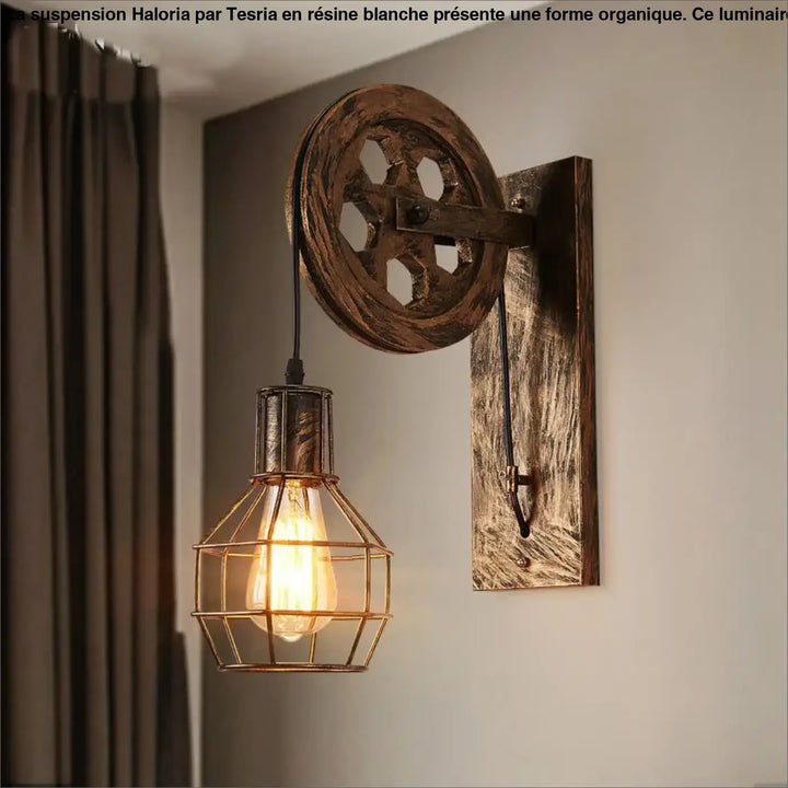 Suspension luminaire chic en resine forme organique avec applique murale poulie en bois rustique au-dessus d’un coin salon