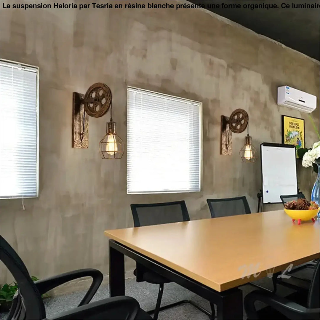 Suspension luminaire chic en resine forme organique avec appliques murales industrielles en bois rustique au-dessus d’une table
