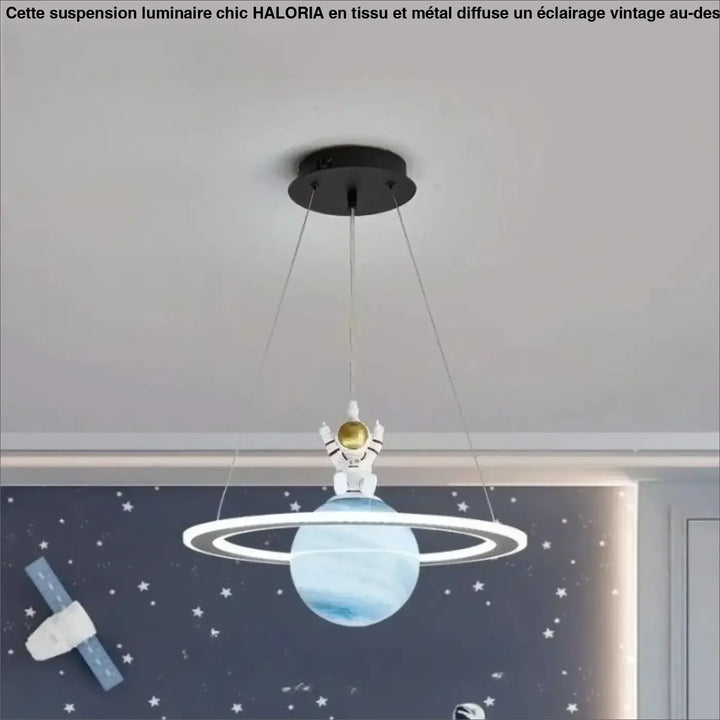 Suspension luminaire titania avec lumière blanche astronaute et planète bleue à anneaux suspendue au plafond noir