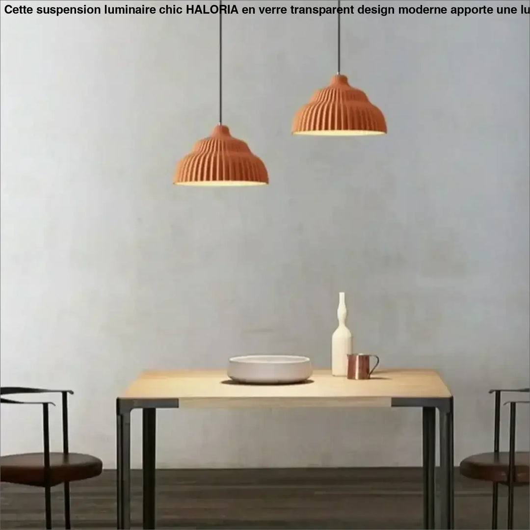 Deux suspensions luminaire plissée terracotta en terre cuite à nervures suspendues au-dessus d’une table en bois