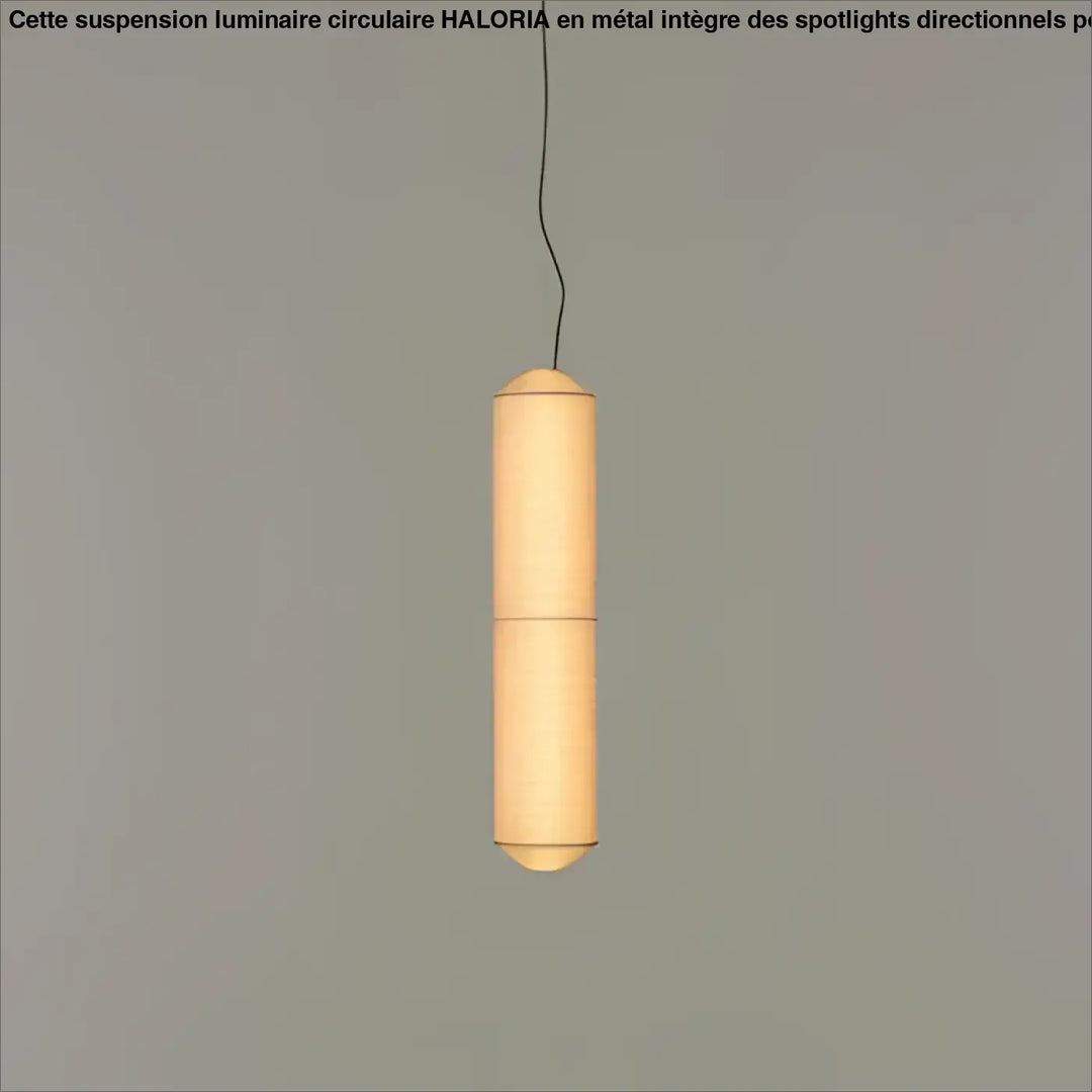 Suspension luminaire papieria en papier cylindrique chaleureux avec lumière douce et ridges verticales au-dessus d’une table