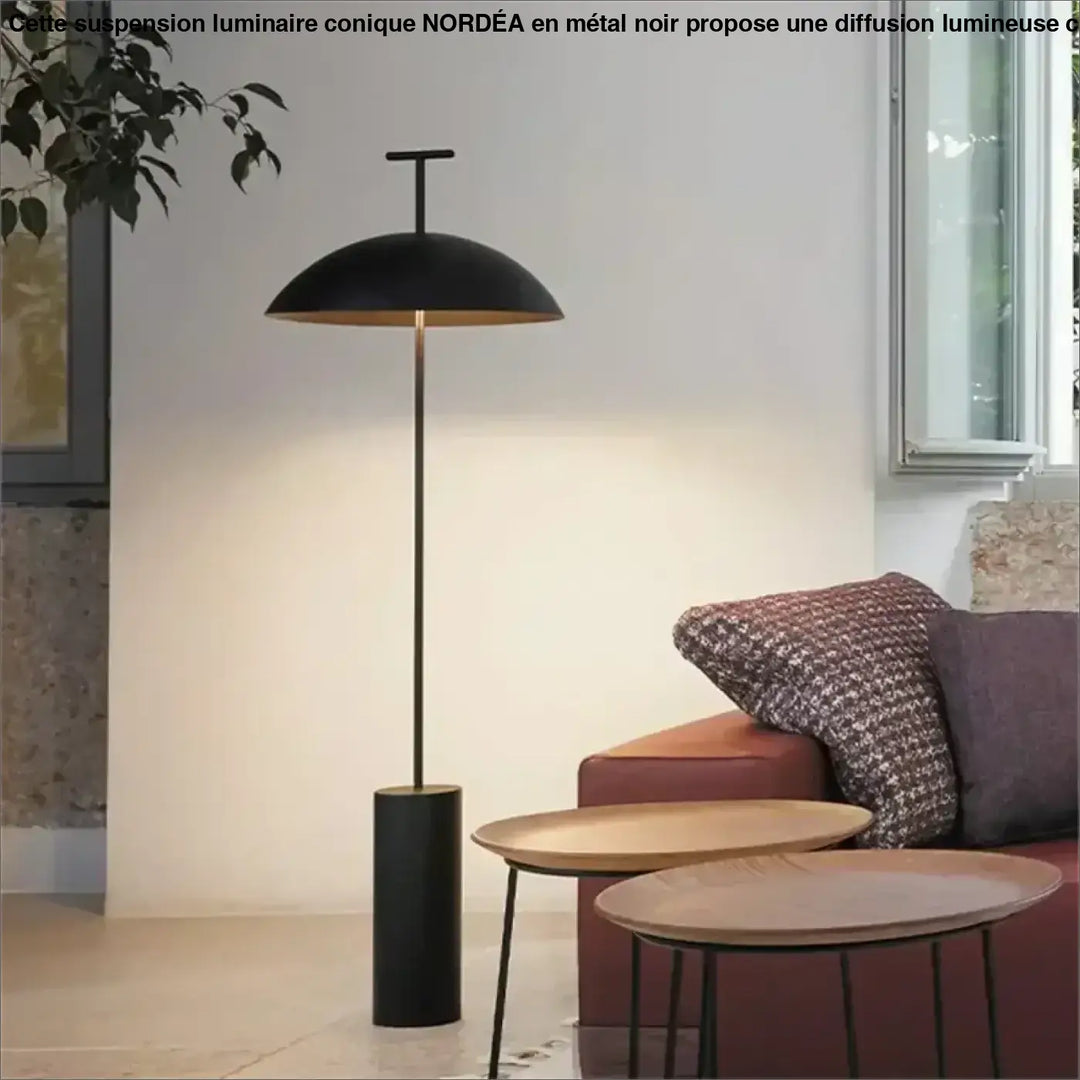 Lampadaire design yumi en finition noire mate avec abat-jour en forme de dôme et base cylindrique pour décoration intérieure plus qu’un simple éclairage