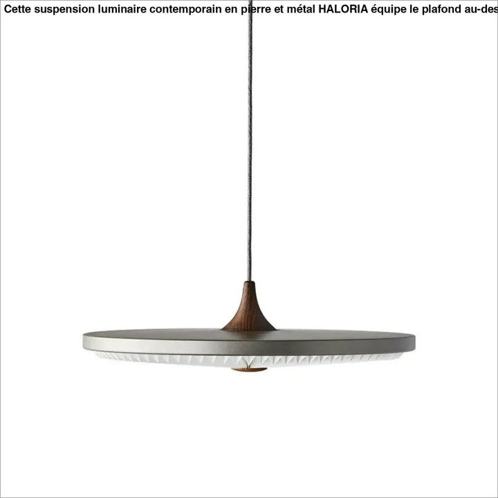 Suspension luminaire contemporain en pierre et metal haloria avec abat-jour circulaire gris mat et accent bois chaud au-dessus d’une table