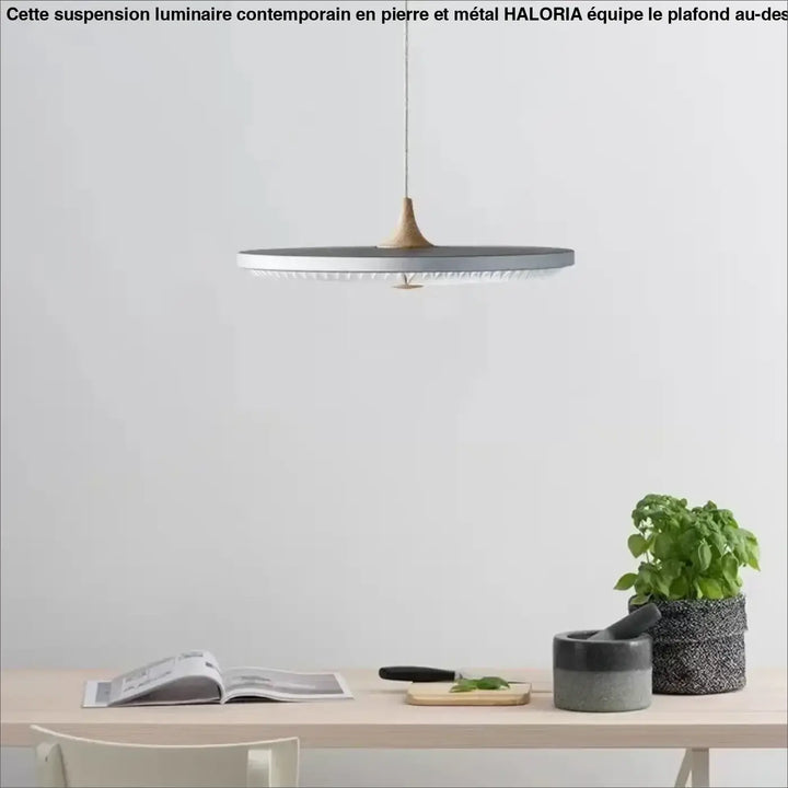Luminaire contemporain suspension en pierre et metal avec abat-jour circulaire gris et accent bois au-dessus d’une table