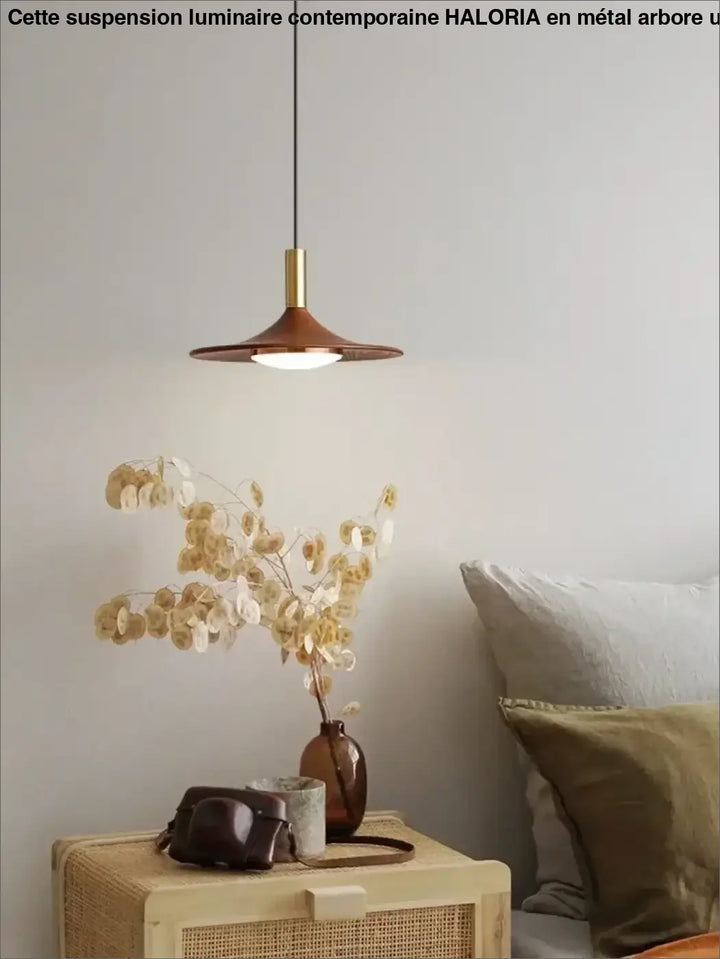 Suspension luminaire contemporaine au design élancé en metal

