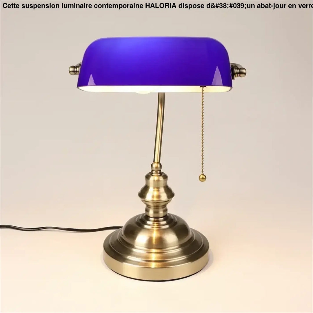 Lampe de table bankia avec abat-jour en verre bleu cobalt vibrant sur socle en laiton poli de style table rétro chic