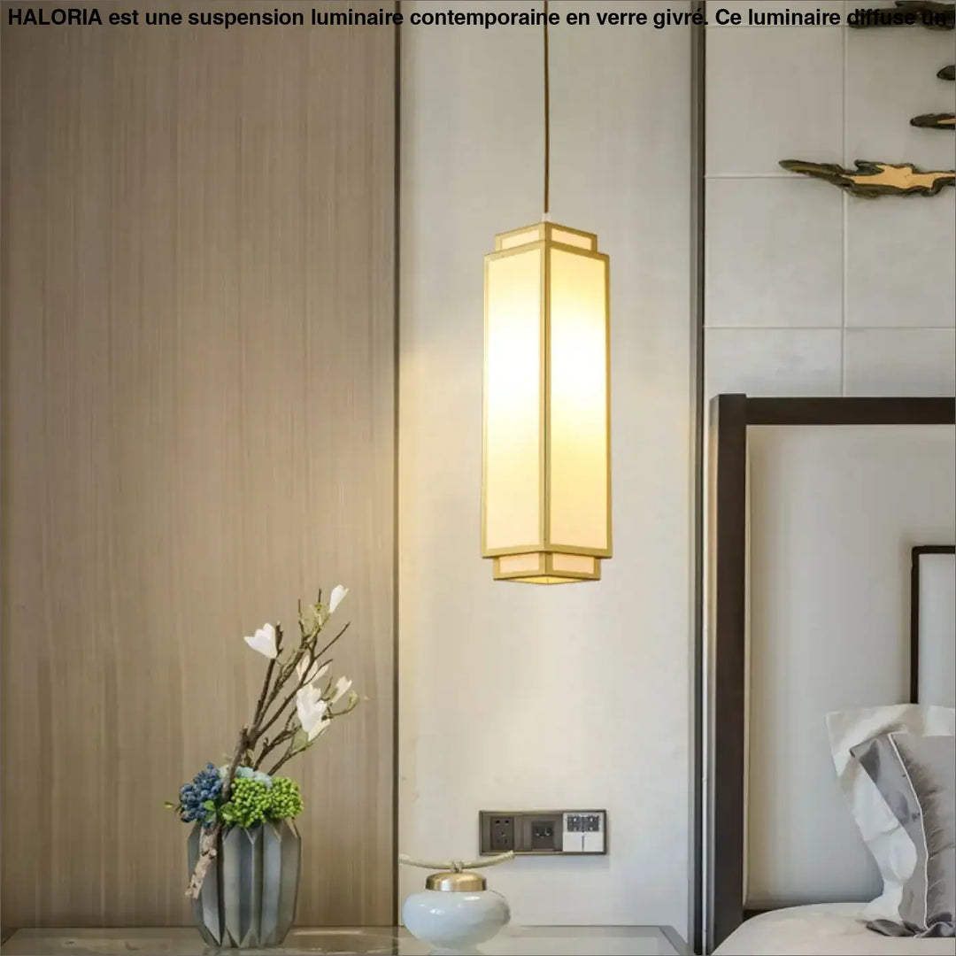 Suspension luminaire tissua style chinois avec cadre doré et design raffiné diffusant une lumière chaude et homogène